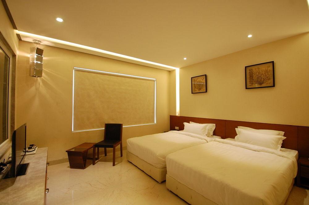 Oyo Premium Chappan Dukan Suites Indore Buitenkant foto